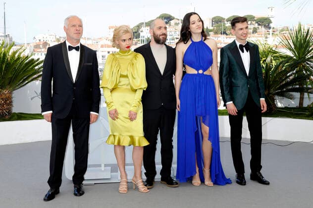 Vlad Ivanov, Mara Bugarin, Alexandru Belc, Mara Vicol und Serban Lazarovici beim Photocall zum Kinofilm Metronom auf dem Festival de Cannes 2022 75. Internationale Filmfestspiele von Cannes am Palais des Festivals. Cannes, 24.05.2022