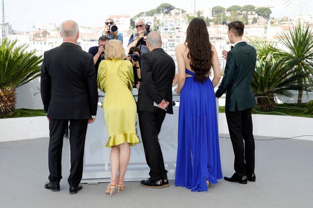 Vlad Ivanov, Mara Bugarin, Alexandru Belc, Mara Vicol und Serban Lazarovici beim Photocall zum Kinofilm Metronom auf dem Festival de Cannes 2022 75. Internationale Filmfestspiele von Cannes am Palais des Festivals. Cannes, 24.05.2022