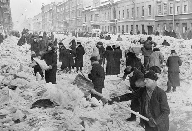 LENINGRAD STREETS CLEANING 36 08.03.1942 Leningradians cleaning a street after the first winter in the besieged city. Vsevolod Tarasevich Sputnik Russia  Copyright: xVsevolodxTarasevichx