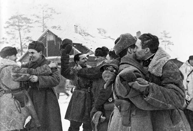 Breakthrough of the Siege 860467 18.01.1943 Red Army soldiers meeting after breakthrough of the Siege of Leningrad that lasted 872 days (September 8, 1941-January 27, 1944). The Great Patriotic War of 1941-1945. Reproduction of 1944. RIA Novosti Sputnik Leningrad USSR  Copyright: xRIAxNovostix