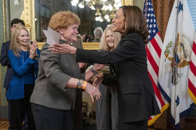 News Themen der Woche KW21 News Bilder des Tages Vice President Kamala Harris (R) swears in Deborah Lipstadt (L), with her sister Helene Mendelsohn holding their mother s Talmud and Book of Psalms (C), to be Special Envoy to Combat Anti-Semitism in the Vice President s ceremonial office in the Eisenhower Executive Office Building?in Washington, DC, on Tuesday, May 24, 2022.  WASP20220524103 SHAWNxTHEW