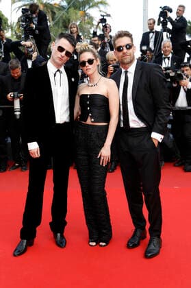 Tom Sturridge, Kristen Stewart und Scott Speedman bei der Premiere des Kinofilms The Innocent L Innocent auf dem Festival de Cannes 2022 75. Internationale Filmfestspiele von Cannes im Palais des Festivals. Cannes, 24.05.2022