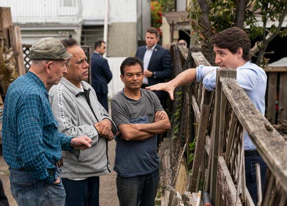 May 24, 2022, Vancouver, BC, CANADA: Prime Minister Justin Trudeau (right) speaks to neighbours while visiting the Frost family in Vancouver, on Tuesday May 24, 2022. Vancouver CANADA  - ZUMAc35_ 20220524_zaf_c35_153 Copyright: xRichxLamx