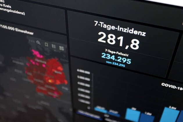 Dashboard des RKI, die 7-Tage-Inzidenz liegt nun bei 281,8 7-Tage-Inzidenz, Dashboard des RKI auf einem Monitor am 25.05.2022 in Siegen Deutschland.