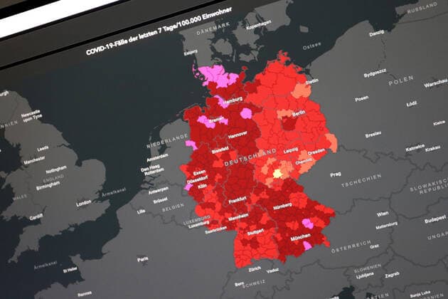 Dashboard des RKI, die 7-Tage-Inzidenz liegt nun bei 281,8 7-Tage-Inzidenz, Dashboard des RKI auf einem Monitor am 25.05.2022 in Siegen Deutschland.