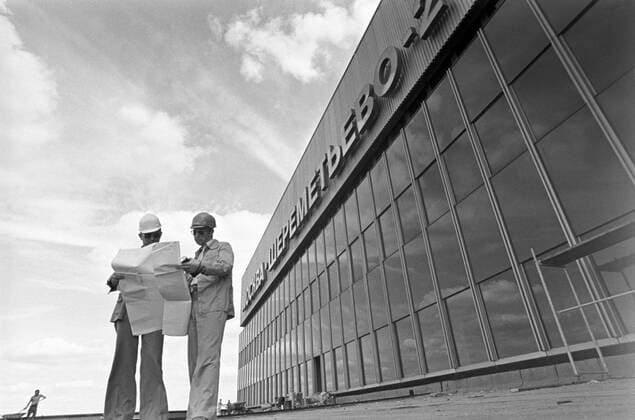 SHEREMETYEVO-2 CONSTRUCTION 18356 19.08.1979 Workers at the construction of Sheremetyevo-2 international airport. Vladimir Bogatyrev Sputnik Moscow Russia  Copyright: xVladimirxBogatyrevx