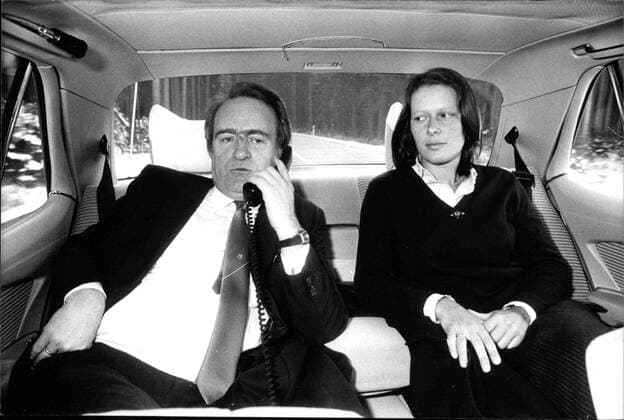 Johannes Rau Die Abbildung zeigt den Ministerpräsident von NRW, Johannes Rau mit seiner Frau Christina im Auto im Jahr 1983. Hier der Politiker bei Geschäftsgesprächen über das Autotelefon., Copyright: SvenxSimon Nur redaktionelle Nutzung. Editorial usage only. UnitedArchivesIMS_3193643F EDITORIAL USE ONLY