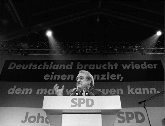 Johannes Rau Die Abbildung zeigt den SPD-Politiker und Ministerpräsident von NRW, Johannes Rau im Jahr 1987 bei einer Wahlkampfveranstaltung in Bayreuth., Copyright: SvenxSimon Nur redaktionelle Nutzung. Editorial usage only. UnitedArchivesIMS_3197229F EDITORIAL USE ONLY