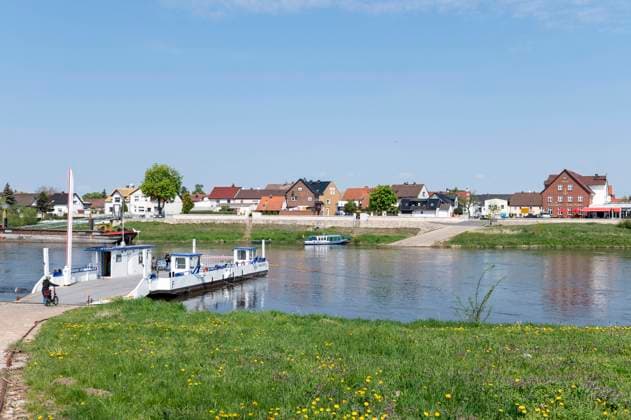 Elster Saxony Anhalt May 2022 Gierseilfähre motorless reaction ferry crossing the River Elbe. A reaction ferry uses the motion of the current of the water going back and forth like a pendulum attached by wires to an anchor point further upstream. Elster Sachsen Anhalt Deutschland Mai 2022 Gierseilfähre Barby über die Elbe. Eine Gierseilfähre nutzt die Bewegung des hin- und hergehenden Wasserstroms wie ein Pendel, das mit Drähten an einem weiter stromaufwärts gelegenen Ankerpunkt befestigt ist.