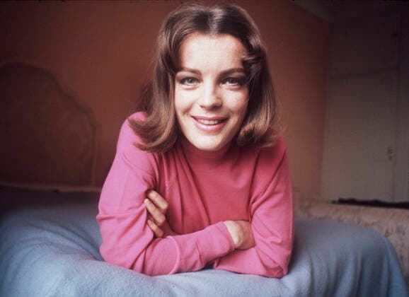ARCHIVFOTO: Vor 40 Jahren, am 29. Mai 1982, starb die Schauspielerin Romy SCHNEIDER, 15SN_R_Schneider170368VM.jpg Romy SCHNEIDER, Deutschland, Film-Schauspielerin, privat, Brustbild, blickt laechelnd in die Kamera, Qf. *** ARCHIVE PHOTO 40 years ago, on May 29, 1982, the actress Romy SCHNEIDER, 15SN R Schneider170368VM jpg Romy SCHNEIDER, Germany, film actress, private, bust portrait, looking smiling into the camera, Qf