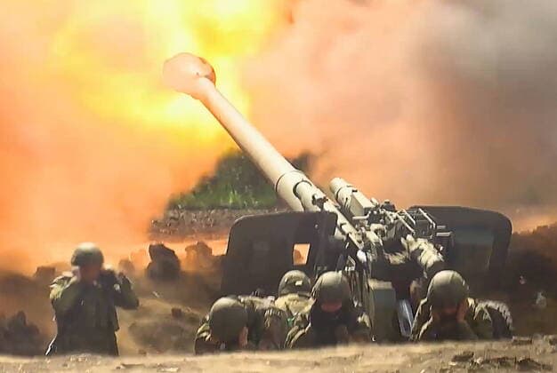 News Themen der Woche KW21 News Bilder des Tages Ukraine-Konflikt, Russisches Verteidigungsministerium verÃ¶ffentlicht Truppenaufnahmen UKRAINE â€“ MAY, 2022: Pictured in this video screen grab are Russian Western Military District troops deploying 152mm Msta-B towed howitzers to destroy strongpoints and military hardware of the Ukrainian Armed Forces. The Russian Armed Forces are carrying out a special military operation in Ukraine in response to requests from the leaders of the Donetsk People s Republic and Lugansk People s Republic for assistance. Video grab. Best possible quality. Russian Defence Ministry TASS A STILL IMAGE TAKEN FROM A VIDEO PROVIDED 25 MAY 2022 BY A THIRD PARTY. EDITORIAL USE ONLY  TS1328D2