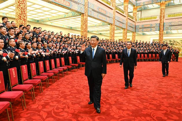 News Themen der Woche KW21 News Bilder des Tages (220525) -- BEIJING, May 25, 2022 -- Party and state leaders Xi Jinping, Li Keqiang and Wang Huning meet representatives of a meeting commending heroes and role models from the public security system at the Great Hall of the People in Beijing, capital of China, May 25, 2022. ) CHINA-BEIJING-XI JINPING-HEROES AND ROLE MODELS-MEETING (CN) LixXueren 