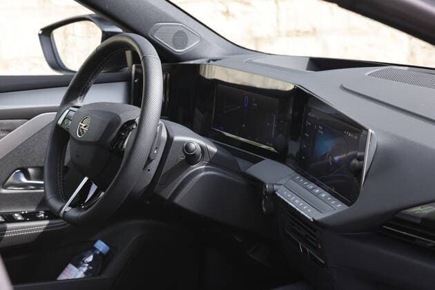 New Opel Astra 6 Hybrid, test drive in French, May 2022 NEWS AUTO : Opel Astra 6 Hybrid 2022 LaurentSanson Panoramic 