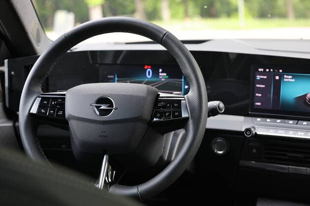 New Opel Astra 6 Hybrid, test drive in French, May 2022 NEWS AUTO : Opel Astra 6 Hybrid 2022 LaurentSanson Panoramic 