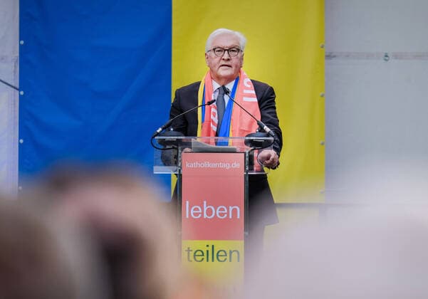 News Themen der Woche KW21 News Bilder des Tages In Stuttgart ist am Mittwoch (25.05.2022) der 102. Deutsche Katholikentag eroeffnet worden. Bis Sonntag wollen laut Veranstaltern 25.000 angemeldete Besucher an Angeboten zu den Themen Klimagerechtigkeit, Flucht, Migration, Kirchenreform, Bildung und Gesundheit sowie Hilfe fuer Notleidende teilnehmen. An der feierlichen Eroeffnungsveranstaltung nahmen Bundespraesident Frank-Walter Steinmeier (Foto), der baden-wuerttembergische Ministerpraesident Winfried Kretschmann (Gruene) sowie der gastgebende Bischof der Dioezese Rottenburg-Stuttgart, Gebhard Fuerst, teil. Ein Schwerpunkt des Katholikentages ist der Ukraine-Krieg und dessen globale Folgen wie Energie- und Nahrungsmittelknappheit. (Siehe epd-Bericht vom 25.05.2022) 102. Deutscher Katholi Copyright: epd-bild JensxSchulze EDITORIAL USE ONLY