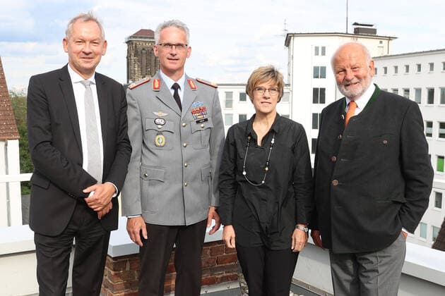 Hannover, Leibniz Ring Verleihung an Brigadegeneral Jens Alt, von links: Lutz Marmor, Brigadegeneral Jens Alt, Annegret Kamp-Karrenbauer, Jürgen Köster,