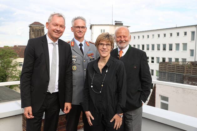 Hannover, Leibniz Ring Verleihung an Brigadegeneral Jens Alt, von links: Lutz Marmor, Brigadegeneral Jens Alt, Annegret Kamp-Karrenbauer, Jürgen Köster,