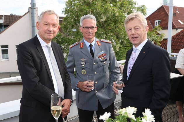 Hannover, Leibniz Ring Verleihung an Brigadegeneral Jens Alt, von links: Lutz Marmor, Brigadegeneral Jens Alt,, Dr. Karl Gerhold,