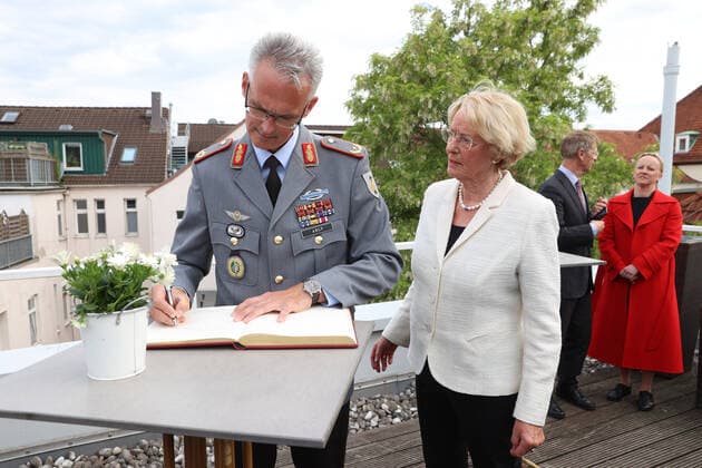 Hannover, Leibniz Ring Verleihung an Brigadegeneral Jens Alt, Brigadegeneral Jens Alt,, Eske Nannen,