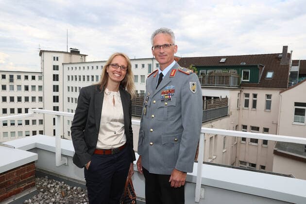 Hannover, Leibniz Ring Verleihung an Brigadegeneral Jens Alt, Goldschmiedin Andrea Spielmeyer Brigadegeneral Jens Alt,