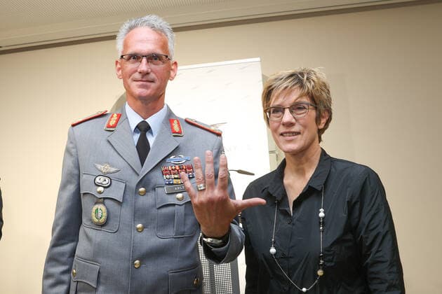 Hannover, Leibniz Ring Verleihung an Brigadegeneral Jens Alt, von links: Lutz Marmor, Brigadegeneral Jens Alt, Annegret Kamp-Karrenbauer, Jürgen Köster,