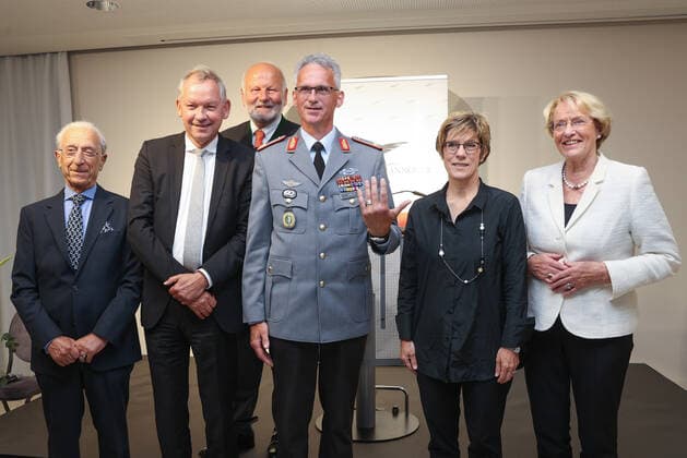 Hannover, Leibniz Ring Verleihung an Brigadegeneral Jens Alt, von links: Prof. Dr. Madjid Samii , Lutz Marmor, Jürgen Köster, Brigadegeneral Jens Alt, Annegret Kamp-Karrenbauer, Jürgen Köster, Eske Nannen,
