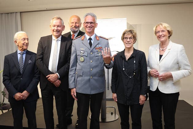 Hannover, Leibniz Ring Verleihung an Brigadegeneral Jens Alt, von links: Prof. Dr. Madjid Samii , Lutz Marmor, Jürgen Köster, Brigadegeneral Jens Alt, Annegret Kamp-Karrenbauer, Jürgen Köster, Eske Nannen,