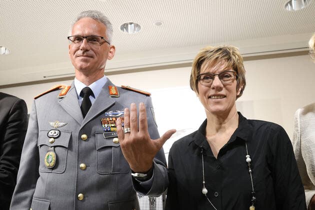 Hannover, Leibniz Ring Verleihung an Brigadegeneral Jens Alt, von links: Lutz Marmor, Brigadegeneral Jens Alt, Annegret Kamp-Karrenbauer, Jürgen Köster,