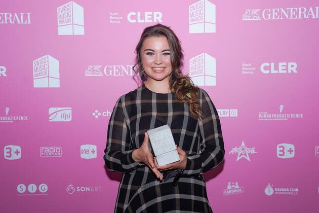 25.05.2022, Zug, Bossard Arena, Swiss Music Awards, Joya Marleen Schedler wins the best female act Zug Bossard Arena Zug Switzerland Copyright: xJustPictures.ch DanielaxPorcellix