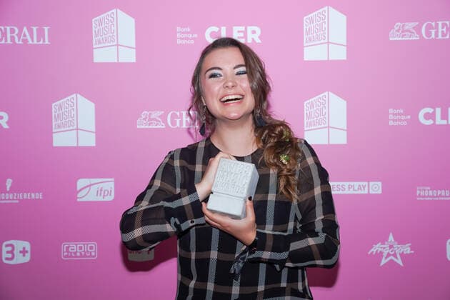 25.05.2022, Zug, Bossard Arena, Swiss Music Awards, Joya Marleen Schedler wins the best female act Zug Bossard Arena Zug Switzerland Copyright: xJustPictures.ch DanielaxPorcellix