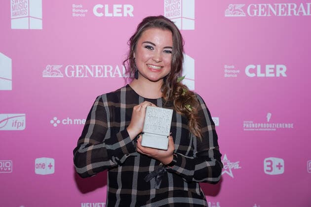 Entertainment Bilder des Tages 25.05.2022, Zug, Bossard Arena, Swiss Music Awards, Joya Marleen Schedler wins the best female act Zug Bossard Arena Zug Switzerland Copyright: xJustPictures.ch DanielaxPorcellix