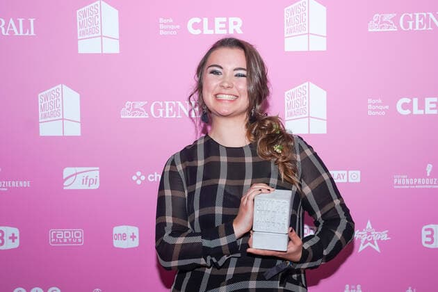 25.05.2022, Zug, Bossard Arena, Swiss Music Awards, Joya Marleen Schedler wins the best female act Zug Bossard Arena Zug Switzerland Copyright: xJustPictures.ch DanielaxPorcellix