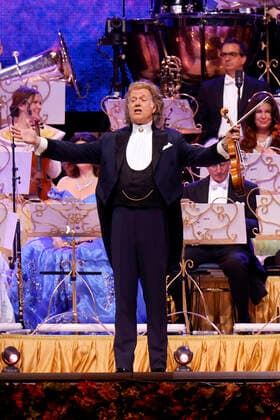Star-Geiger Andre Rieu mit seinem Johann Strauss Orchester bei seinem Konzert im Rahmen der Happy Together-Tour live in der Lanxess-Arena. Köln, 25.05.2022 NRW Deutschland Copyright: xChristophxHardtx