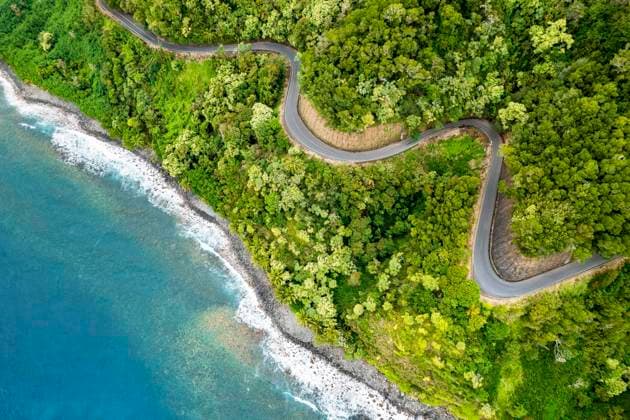  Luftaufnahme der Road to Hana, kurvige Panoramastraße, Maui, Hawaii, USA, Nordamerika *** Aerial view the Road to hana, Kurvige scenic road, maui, Hawaii, USA, North America Copyright: imageBROKER/RobertxHaasmann ibxroh08275140.jpg