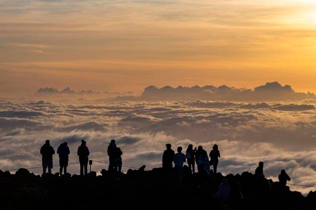IMAGO Creative: Welttourismustag am 27. September Touristen beobachten den Sonnenuntergang auf dem Gipfel des Haleakala Vulkan, Haleakala Nationalpark, Maui, Hawaii, USA, Nordamerika *** Tourists monitor the Sunset at the Summit of Haleakala Volcano, Haleakala national park, maui, Hawaii, USA, North America Copyright: imageBROKER RobertxHaasmann ibxroh08275160.jpg