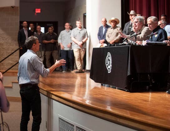 News Themen der Woche KW21 USA, Amoklauf an Grundschule in Uvalde, Texas - Eindrücke am Tag danach May 25, 2022, Uvalde, Texas, USA: Democrat BETO O ROURKE interrupts Gov. Greg Abbott s press conference at Uvalde High School following an elementary school shooting that left 21 people, including 19 children, dead. You are doing nothing, O Rourke said. Uvalde USA  - ZUMAd150 20220525_new_d150_003 Copyright: xBobxDaemmrichx