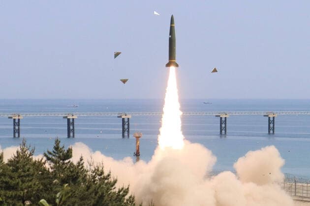 News Themen der Woche KW21 News Bilder des Tages Südkorea, Raketentest bei Militärübung von USA und Südkorea May 25, 2022, SEOUL, SOUTH KOREA: May 25, 2022-Seoul, South Korea- In this pictures taken provided is South Korean . South Korean and U.S. joint training to fire a ground-to-ground missile on May 25, 2022, in response to North Korea s launch of three ballistic missiles toward the East Sea earlier in the day. SEOUL SOUTH KOREA - ZUMAs168 20220525_zih_s168_005 Copyright: xDefensexMinistryx