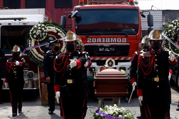 May 25, 2022, Mexico City, Mexico City, Mexico: Firefighters take part during posthumous tribute in a funeral of the Chief Vulcan Raoel Esquivel Carbajal, died at 77, was a firefighter with 49 years save lives at Mexico City s Central Fire Station. On May 25, 2022 In Mexico City, Mexico. Mexico City Mexico - ZUMAe321 20220525_zia_e321_001 Copyright: xLuisxBarronx xEyepixxGroupx