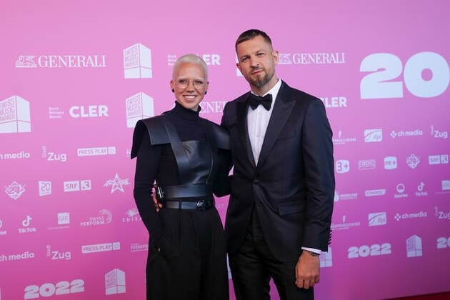 25.05.2022, Zug, Bossard Arena, Swiss Music Awards, swiss singer Stefanie Heinzmann (left) and Andres Andrekson Stress on the red carpet Zug Bossard Arena Zug Switzerland Copyright: xJustPictures.ch DanielaxPorcellix