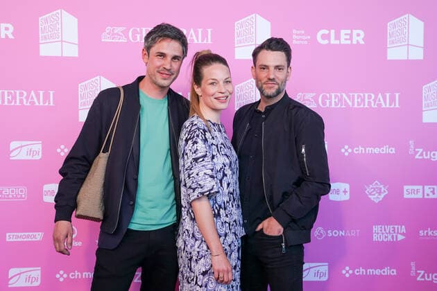 25.05.2022, Zug, Bossard Arena, Swiss Music Awards, swiss singer and songwriter Anna Rossinelli and her band collegues Georg Dillier (left) and Manuel Meisel, who perform under the band name Anna Rossinelli on the red carpet Zug Bossard Arena Zug Switzerland Copyright: xJustPictures.ch DanielaxPorcellix