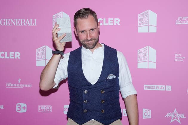 25.05.2022, Zug, Bossard Arena, Swiss Music Awards, Marco Kunz is the winner of the best album and best male category Zug Bossard Arena Zug Switzerland Copyright: xJustPictures.ch DanielaxPorcellix