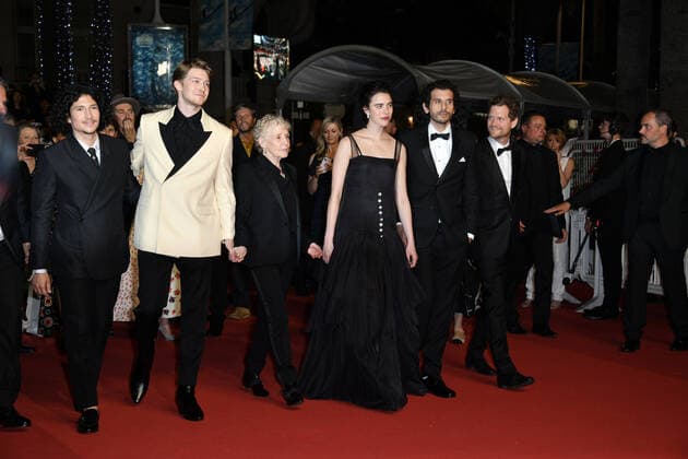 75th Cannes Film Festival 2022, Red Carpet Stars At Noon. Pictured Joe Alwyn, Margaret Qualley, Claire Denis, Nick Romano  Copyright: xSimonexComix xipa-agency.netx xVeneziax2020x