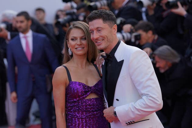 Anna Lewandowska - Robert Lewandowski CELEBRITES : 75Ã me Festival de Cannes - Tapis rouge du film Â« Elvis Â» - 25 05 2022 NorbertScanella Panoramic 