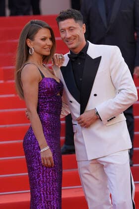 Anna Lewandowska - Robert Lewandowski CELEBRITES : 75Ã me Festival de Cannes - Tapis rouge du film Â« Elvis Â» - 25 05 2022 NorbertScanella Panoramic 