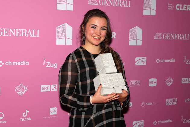 Joya Marleen 15. Swiss Music Awards 2022 Schweizer Sängerin Joya Marleen. Nominierte und Gewinnerin des Betonklotzes in den drei Kategorien Best Female Act, Best Hit und SRF 3 Best Talent. Verleihung der 15. Swiss Music Awards am 25.05.2022 in der Bossard Arena Zug. Kanton Zug, Schweiz.