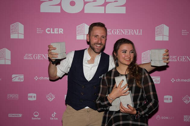 Kunz und Joya Marleen 15. Swiss Music Awards 2022 Schweizer Mundartsänger Kunz und Sängerin Joya Marleen. Verleihung der 15. Swiss Music Awards am 25.05.2022 in der Bossard Arena Zug. Kanton Zug, Schweiz.