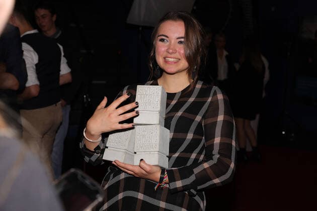 Joya Marleen 15. Swiss Music Awards 2022 Schweizer Sängerin Joya Marleen. Nominierte und Gewinnerin des Betonklotzes in den drei Kategorien Best Female Act, Best Hit und SRF 3 Best Talent. Verleihung der 15. Swiss Music Awards am 25.05.2022 in der Bossard Arena Zug. Kanton Zug, Schweiz.