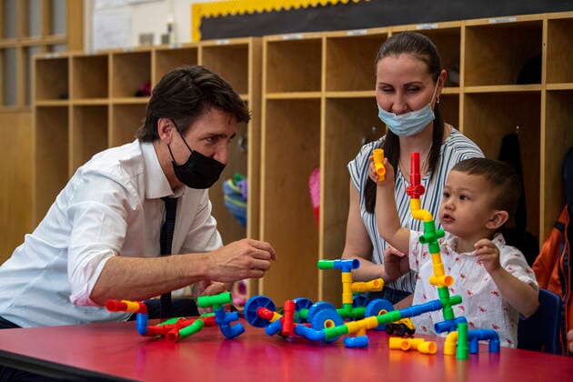 May 25, 2022, Saskatoon, SK, CAN: Prime Minister Justin Trudeau speaks with Ganna Karaieva, centre, and her 2.5 year old Akim, whom both arrive in Canada from the Ukraine, a media event at a daycare in Queen Elizabeth School Childcare Centre in Saskatoon, Wednesday, May 25, 2022. Saskatoon CAN - ZUMAc35_ 20220525_zaf_c35_099 Copyright: xLiamxRichardsx