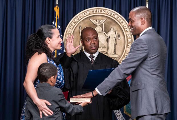 News Themen der Woche KW21 News Bilder des Tages New York State Lieutenant Governor Swearing in Ceremony Judge Kevin Bryant presides on Antonio Delgado sworn in as New York State Lieutenant Governor at New York City governor s office. Ceremony was attended by Governor Kathy Hochul, Delgado wife Lacey Schwartz Delgado, their twin sons and other family members and officials. New York New York United States Copyright: LevxRadin