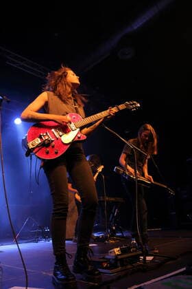 Rebecca Lovell und Megan Lovell, v.l., von der Band Larkin Poe bei einem Konzert im Huxleys Neue Welt in Berlin, 25. Mai 2022. Larkin Poe Konzert Berlin